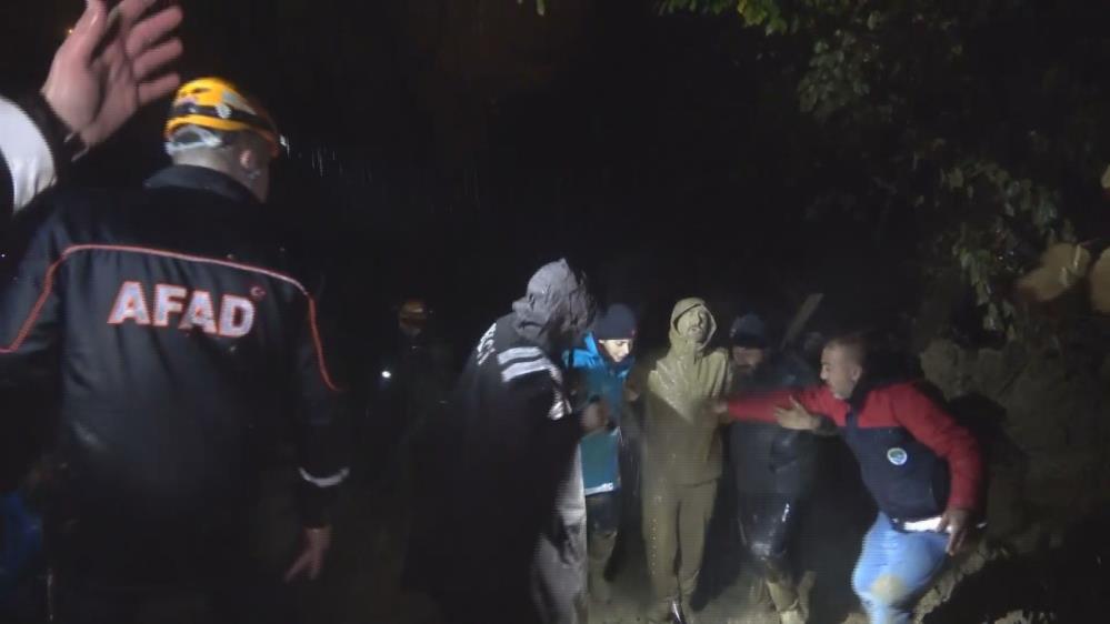  Zonguldak’ta meydana gelen heyelan nedeniyle göçük altında kalan evdeki 2