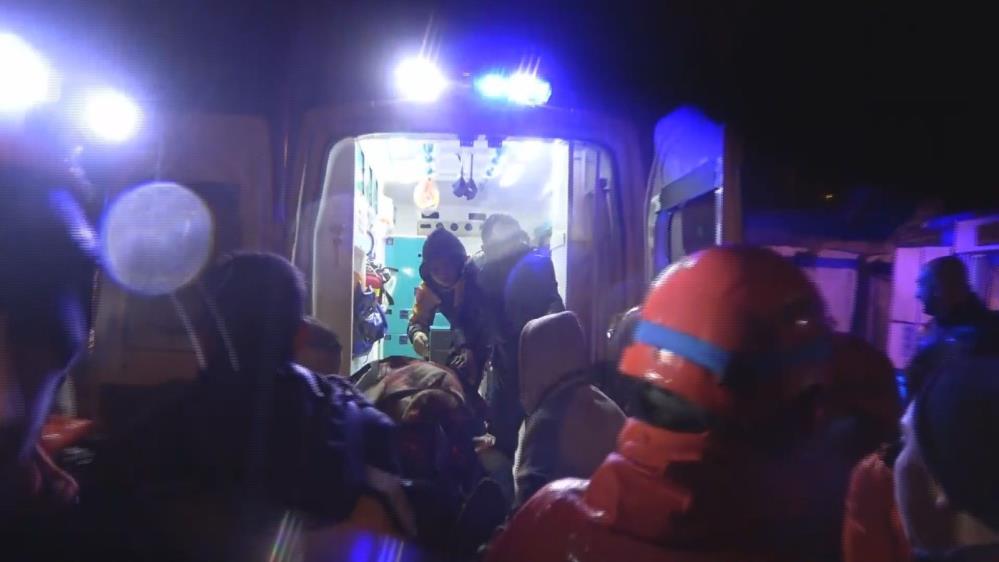 Zonguldak’ta toprak altında kalan evdeki 2 kişiyi kurtarma çalışmaları sırasında