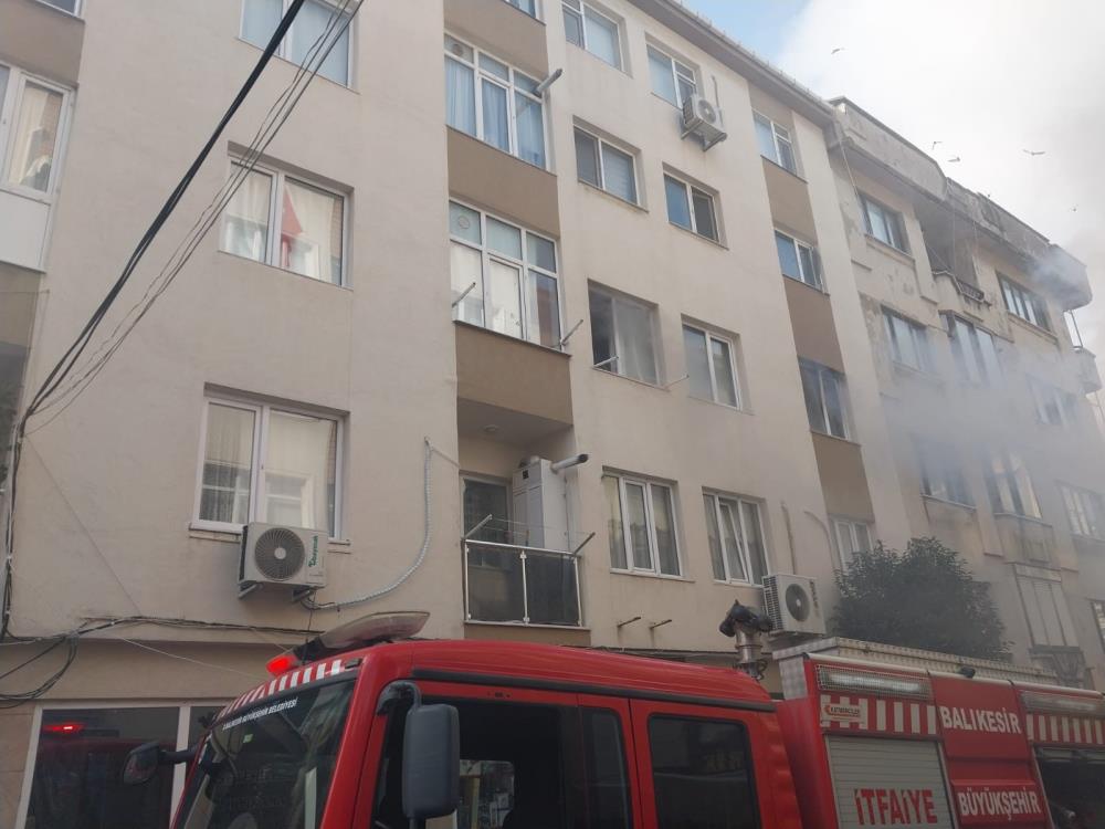 Bandırma’da bir apartman dairesinde yangın çıktı. Can kaybının olmadığı olayda