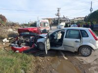 Erdek-Bandırma yolunda hatalı sollama sebebiyle meydana gelen kazada iki araç