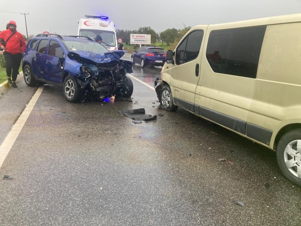 Ayvalık’ta meydana gelen zincirleme trafik kazasında, 2’si ağır, 8 kişi