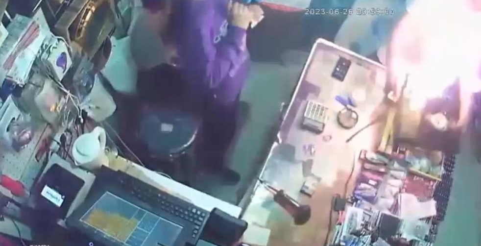Sarıyer’de esnaf bir gencin, çakmak gazının parçasını eksik takması sonucu