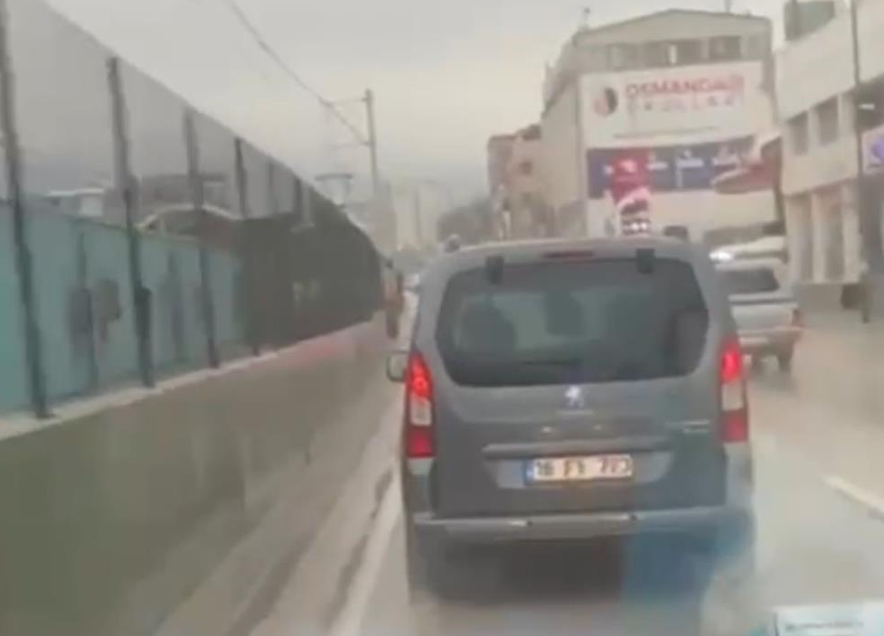 Bursa’da sol şeritte ilerleyen ambulansın önüne geçen hafif ticari araç