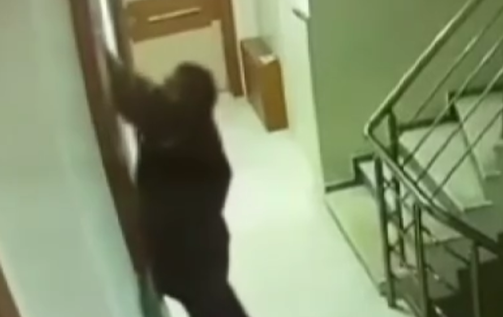 Beylikdüzü’nde bir apartmanın acil durum ışığını sökerek çalan motosikletli kurye