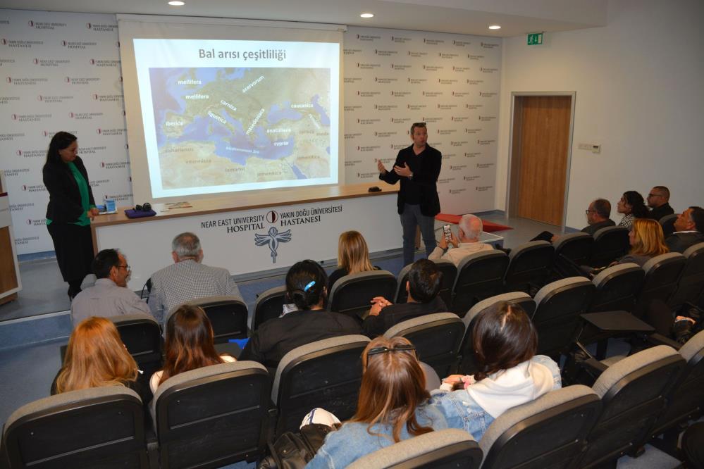 Yakın Doğu Üniversitesi’nde düzenlenen “Arıcılık ve Teknoloji” seminerinde bal üretiminde