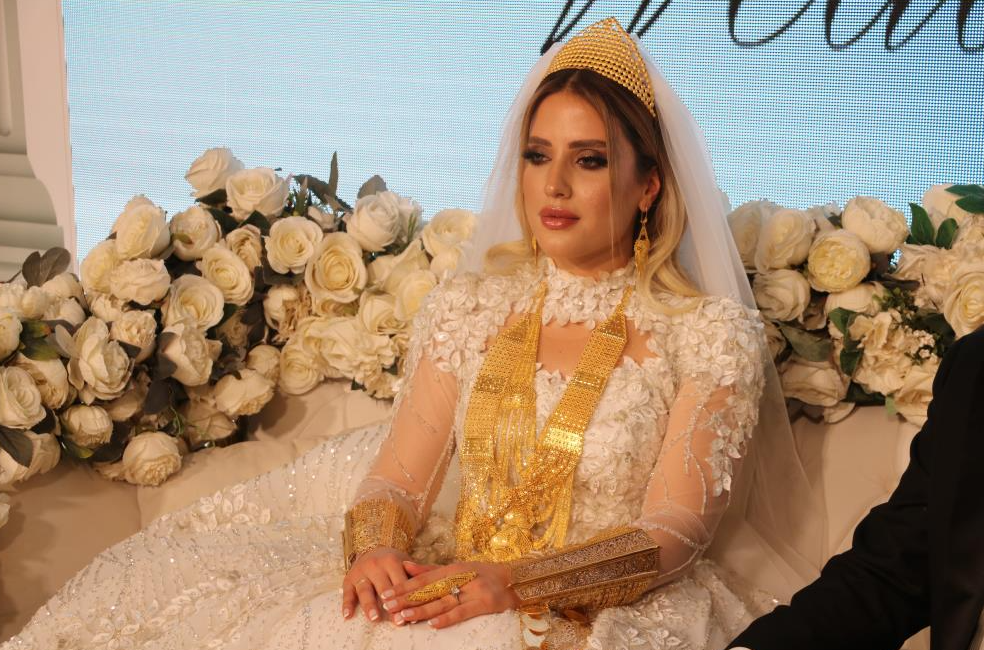 Aşiret düğününde geline takılan altın ve paralar dudak uçuklattı Şanlıurfa’da gerçekleştirilen aşiret düğününde geline 8 kilo altın takan davetliler,
