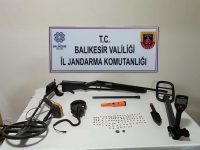Bigadiç’te jandarma ekipleri izinsiz kazı yapan 3 şahsı suçüstü yakaladı.