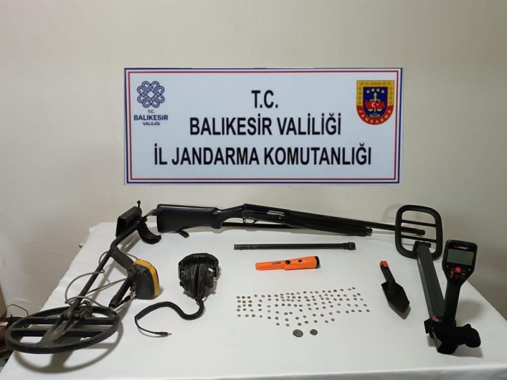 Bigadiç’te 3 şahsa tarihi eser operasyonu Bigadiç’te jandarma ekipleri izinsiz kazı yapan 3 şahsı suçüstü yakaladı.