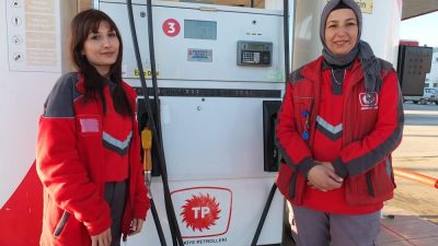 Balıkesir’de akaryakıt istasyonlarında bugüne kadar yalnız erkeklerin yaptığı pompacılık işine