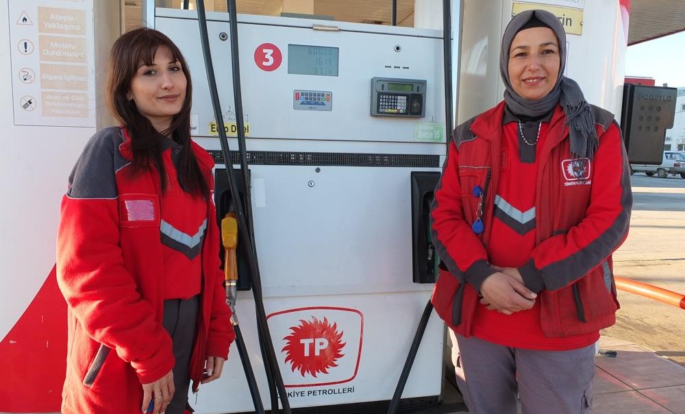 Balıkesir’de akaryakıt istasyonunda çalışan kadınların sayısı artıyor Balıkesir’de akaryakıt istasyonlarında bugüne kadar yalnız erkeklerin yaptığı pompacılık işine