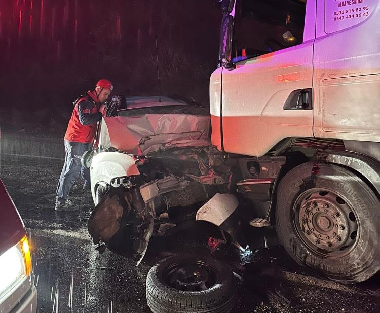 Balıkesir’de otomobil ile tırın kafa kafaya çarpıştığı kazada 3 kişi