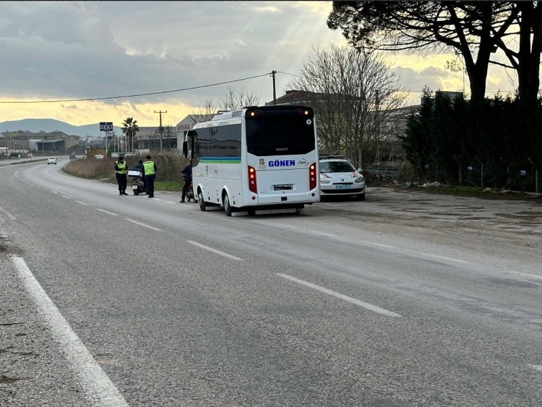 Trafik Jandarmaları tarafından Balıkesir genelinde yolcu taşımacılığı yapan araçlar denetlendi.