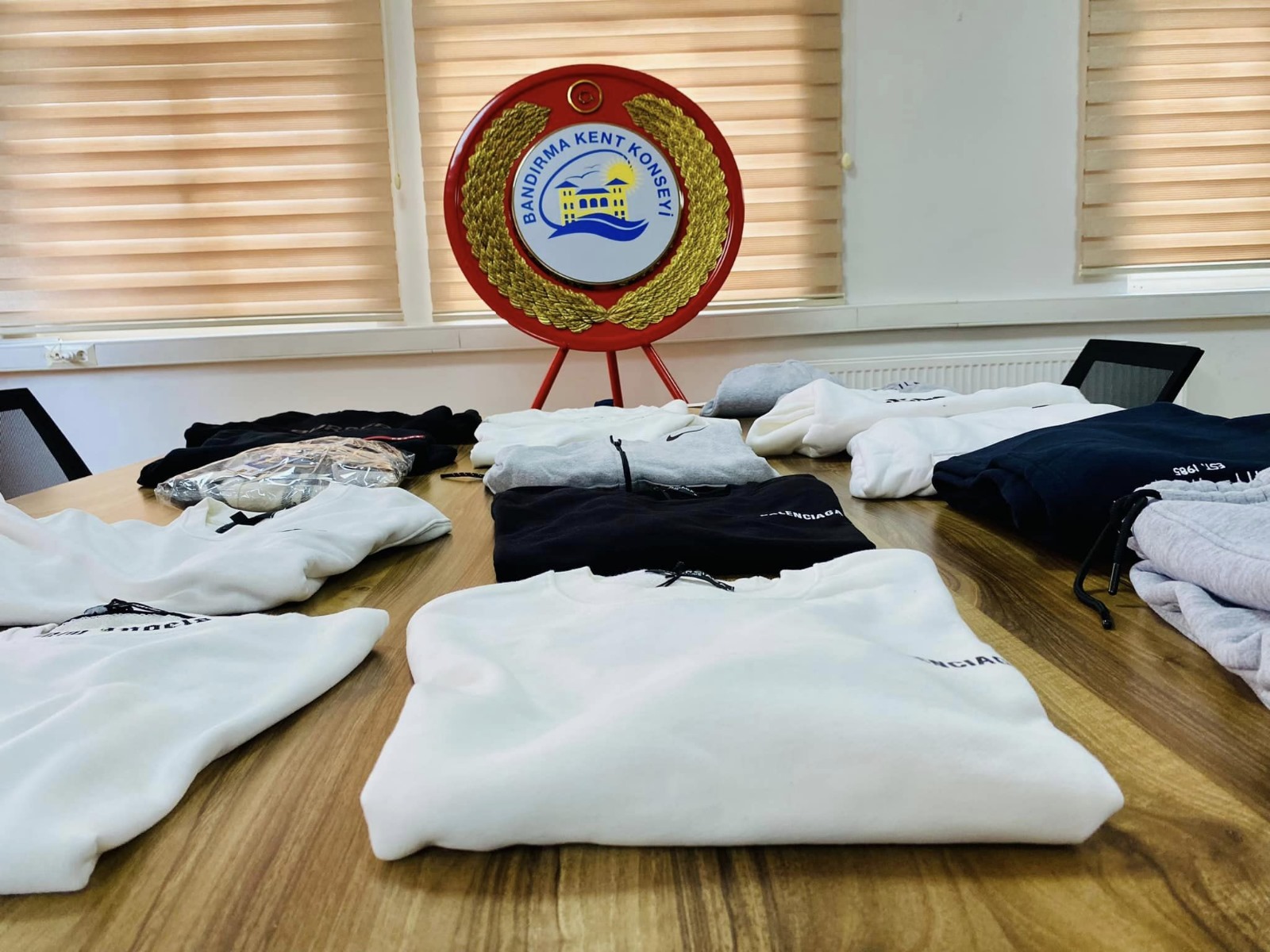 Bandırma’da hayırseverler tarafından yapılan kışlık yardımlar, ihtiyaç sahiplerine ulaştırıldı. Bandırma