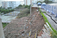 Bandırma Levent Mahallesi’nde çöken istinat duvarı, Büyük Levent Caddesi üzerinde