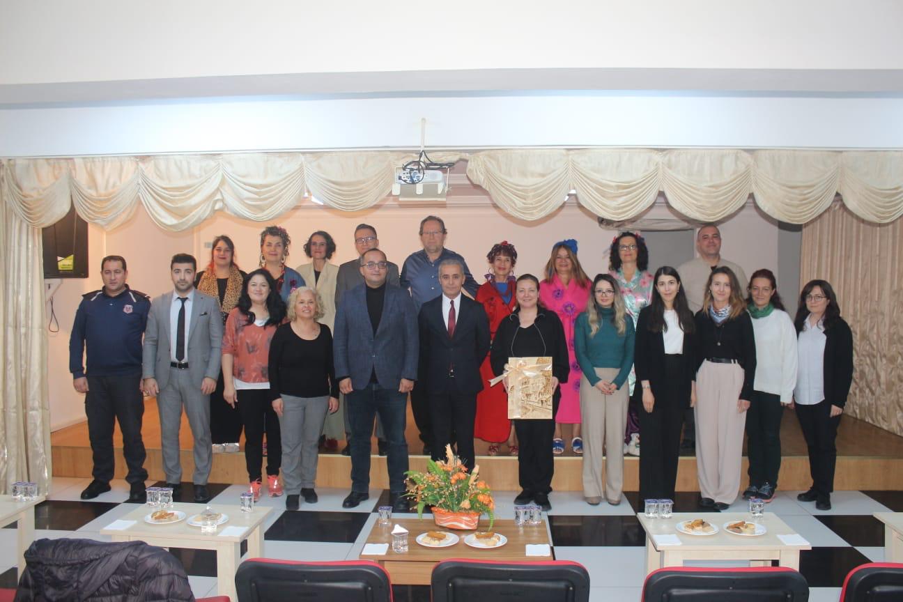 Bandırma’da hükümlülere tiyatro gösterisi Bandırma Kent Konseyi Kadın Meclisi Uygulamalı Tiyatro Atölyesi, “Düdüklüde Kıymalı