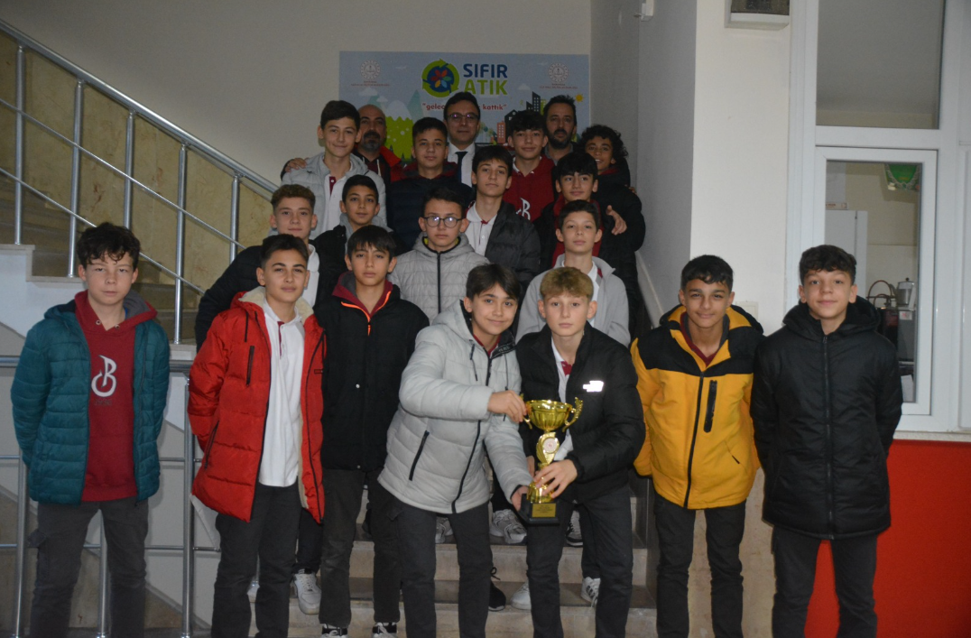 Bandırmalı öğrencilerden il birinciliği Bandırma Ortaokulu öğrencileri, Balıkesir’de gerçekleştirilen futbol turnuvasında toplam 30 gol