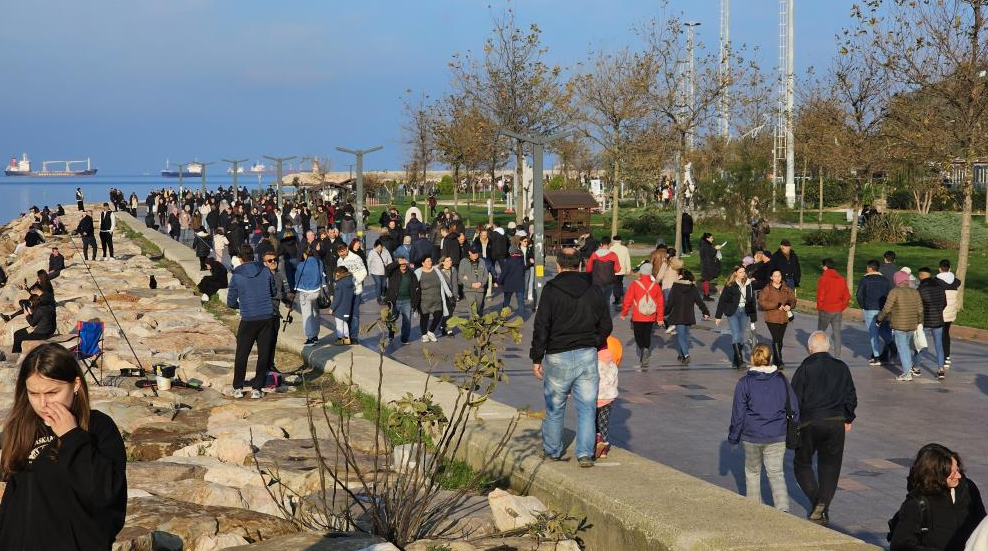 Bandırma’da hava sıcaklıklarının hissedilir şekilde artmasıyla birlikte vatandaşlar sahile ve