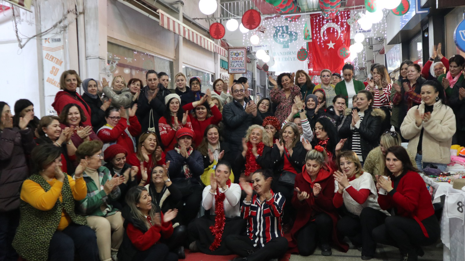 Bandırma’da kadınlar tarafından hazırlanan el emeği ürünlerin satıldığı “El Emeği