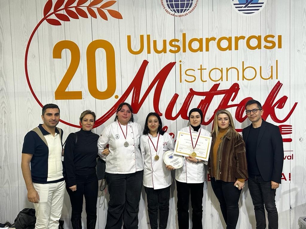 Bandırma’ya 2 altın 1 gümüş madalya getirdiler Bandırma Hafsa Sultan Mesleki ve Teknik Anadolu Lisesi öğrencileri 20.