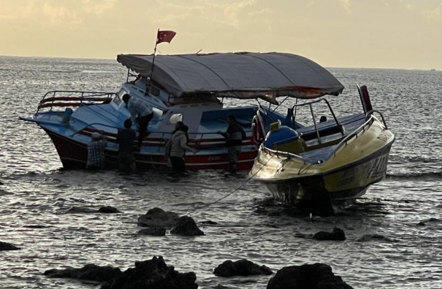 Barınaktaki balıkçı teknesini ipini çözüp çalmaya çalıştılar tekne karaya oturunca kaçtılar Antalya’nın Alanya ilçesinde balıkçı barınağında bağlı balıkçı teknesi henüz kimliği