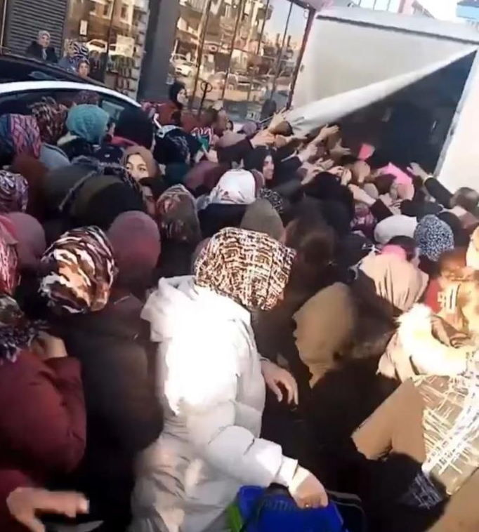 Ankara’nın Altındağ ilçesinde bir mağazanın açılışında verilen bedava bardak izdihama