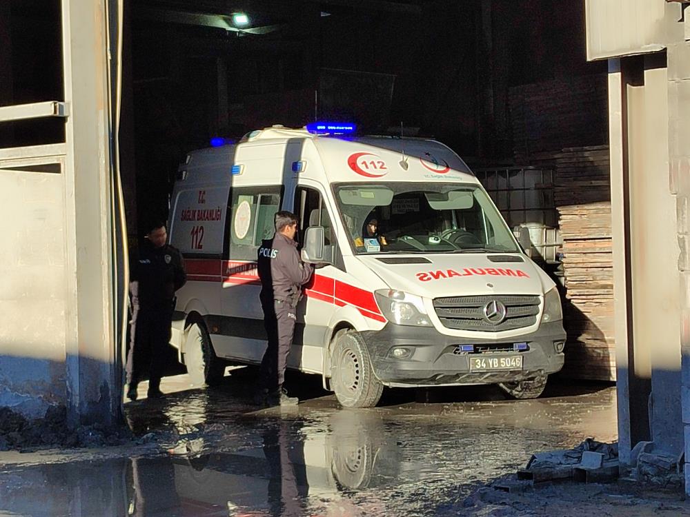 Arnavutköy’de hazır beton üreten tesiste bakım için tırmandığı beton tankının