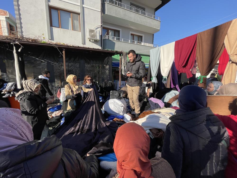 Bu da fenomen pazarcı: Yaptığı şovlarla kendine hayran bırakıyor Sakarya ve Düzce’de pazarcılık yapan Mevlüt Akın, işine kattığı müzikli