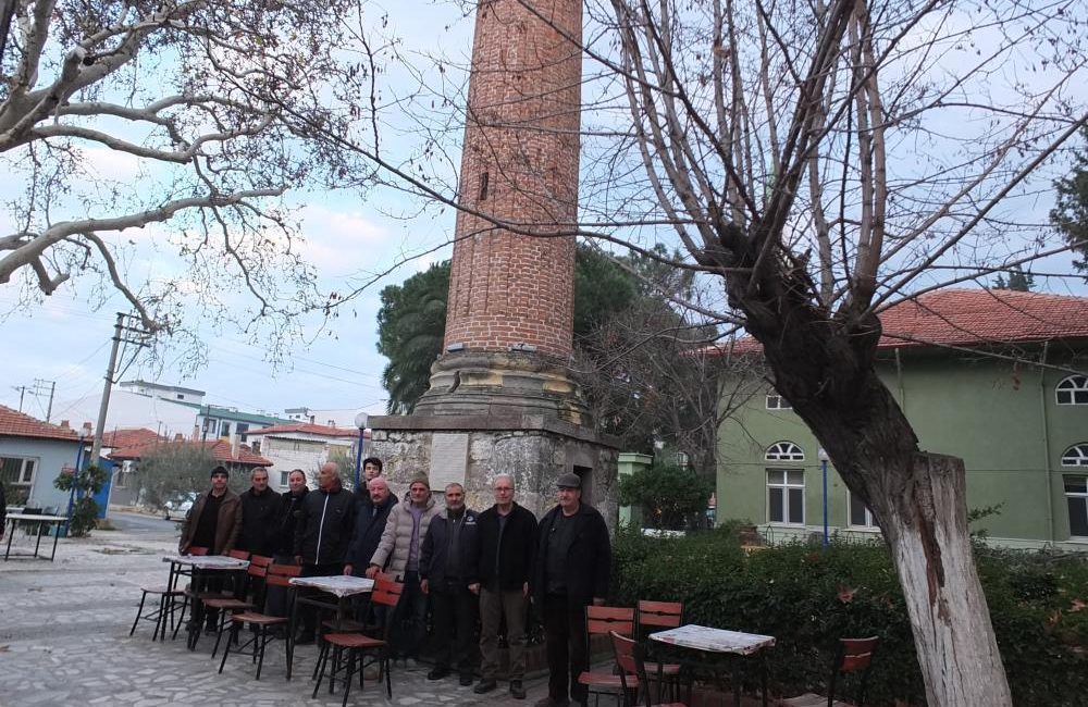 Burhaniye’de camisiz minare mahallenin simgesi oldu Burhaniye’de, Geriş Mahallesinde yer alan camisiz ‘Çerkez Minaresi’ mahallenin simgesi