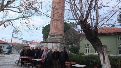 Burhaniye’de, Geriş Mahallesinde yer alan camisiz ‘Çerkez Minaresi’ mahallenin simgesi