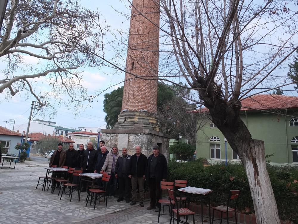 Burhaniye’de, Geriş Mahallesinde yer alan camisiz ‘Çerkez Minaresi’ mahallenin simgesi