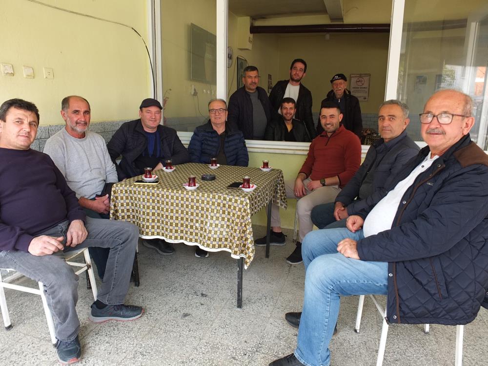 Burhaniye’de kahvehanelerde hasat yoğunluğu Burhaniye’de, zeytin hasadı devam ederken, kırsal mahalle kahvehanelerinde de yoğunluk