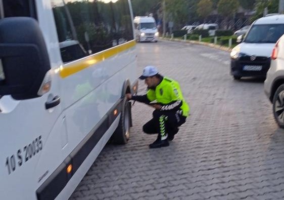 Balıkesir’de kış lastiği denetimleri başladı.Burhaniye İlçe Emniyet Müdürlüğü ekipleri, kış