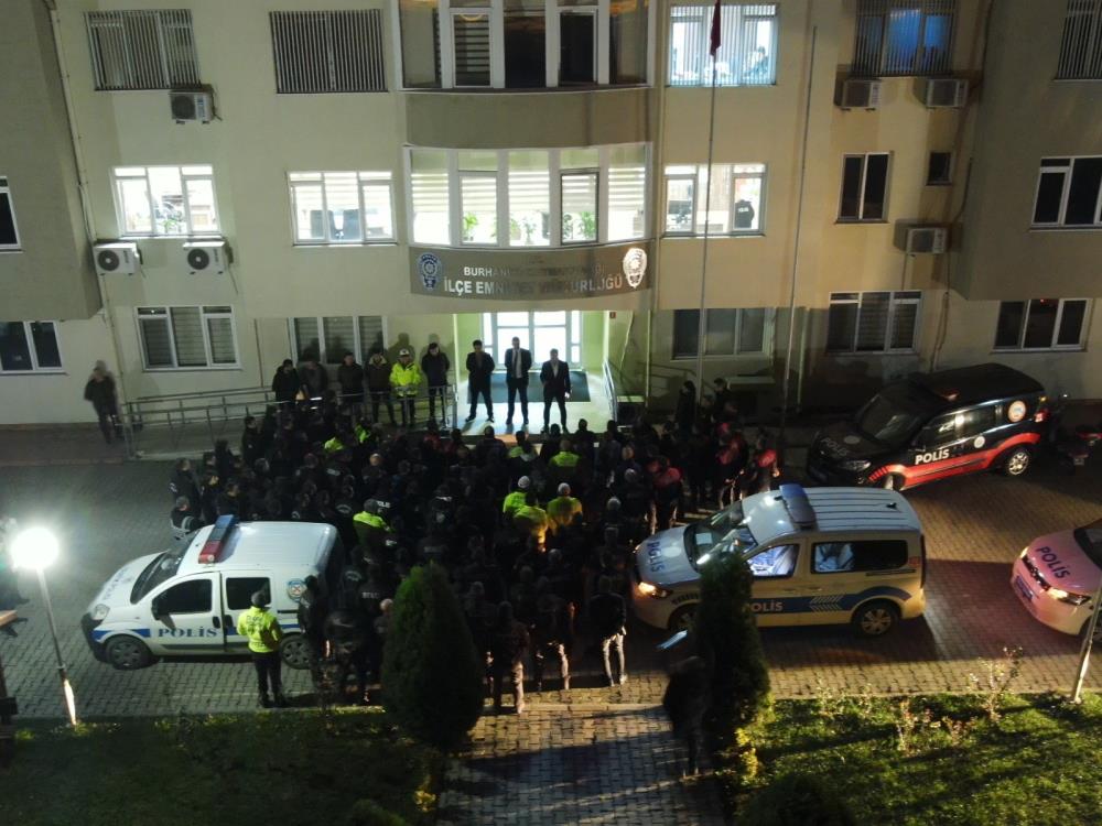 Burhaniye’de, İlçe Emniyet Müdürlüğünün düzenlediği şok asayiş uygulamasında silah ve