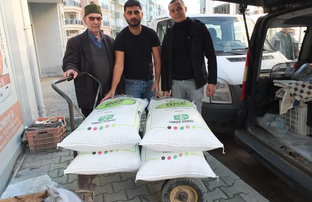 Burhaniye’de yağmurlardan sonra gübre satışları arttı Burhaniye’de, Kasım ayından beri devam eden yağışların ardından gübre satışları