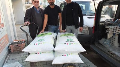 Burhaniye’de, Kasım ayından beri devam eden yağışların ardından gübre satışları