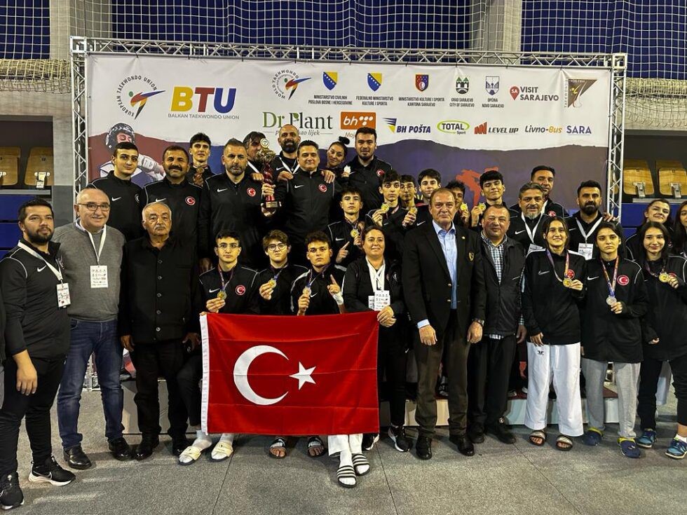 Burhaniye’de, Yaşarnaz Güven’in öncülüğünde sürdürülen Tekvando kursları yoğun ilgi görürken,