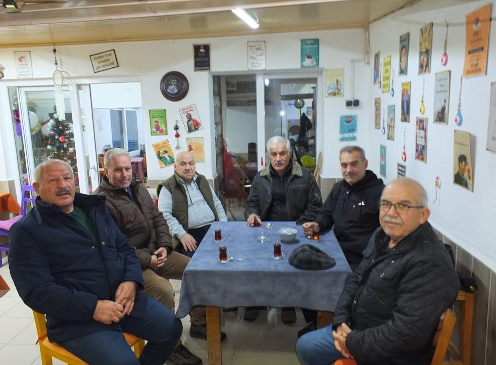 Burhaniye’de Mevlüt Çalışkan’ın işlettiği kahvehane, dekoru ve duvarlarındaki ilginç yazılarla