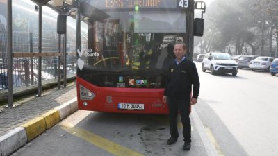 Balıkesir Büyükşehir Belediyesi’nin kahraman şoförü Şener Adsay, otobüs seyir halindeyken