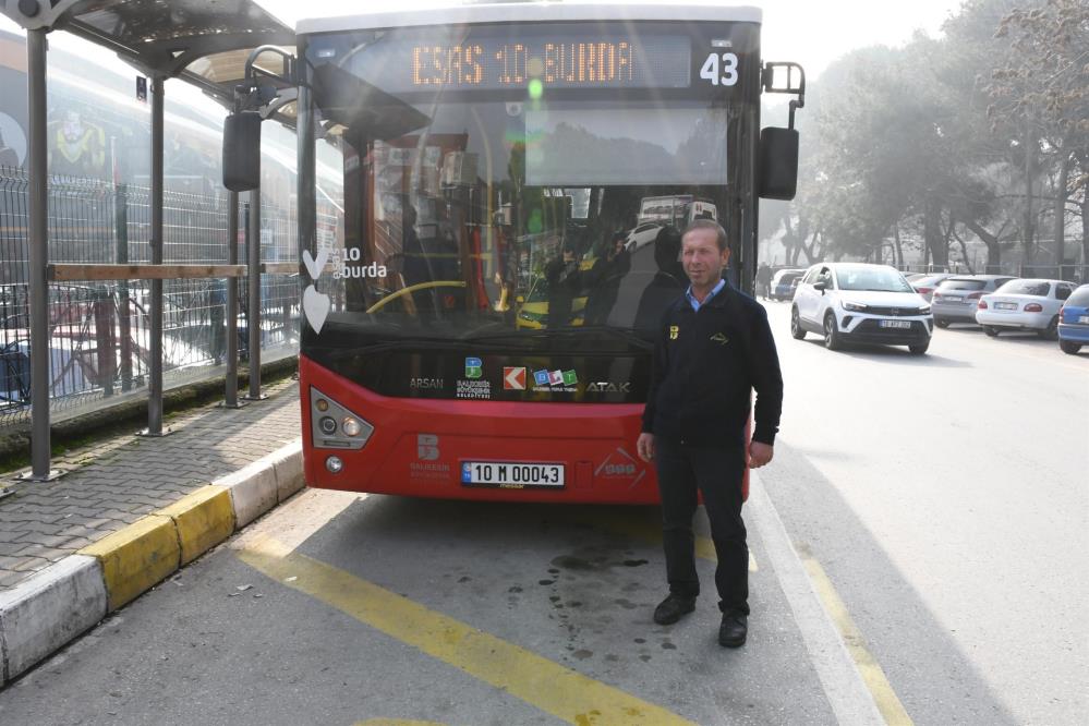 Balıkesir Büyükşehir Belediyesi’nin kahraman şoförü Şener Adsay, otobüs seyir halindeyken