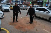 Yer Atatürk Caddesi Konak taksi durağı önü. İçme suyu kaçağını
