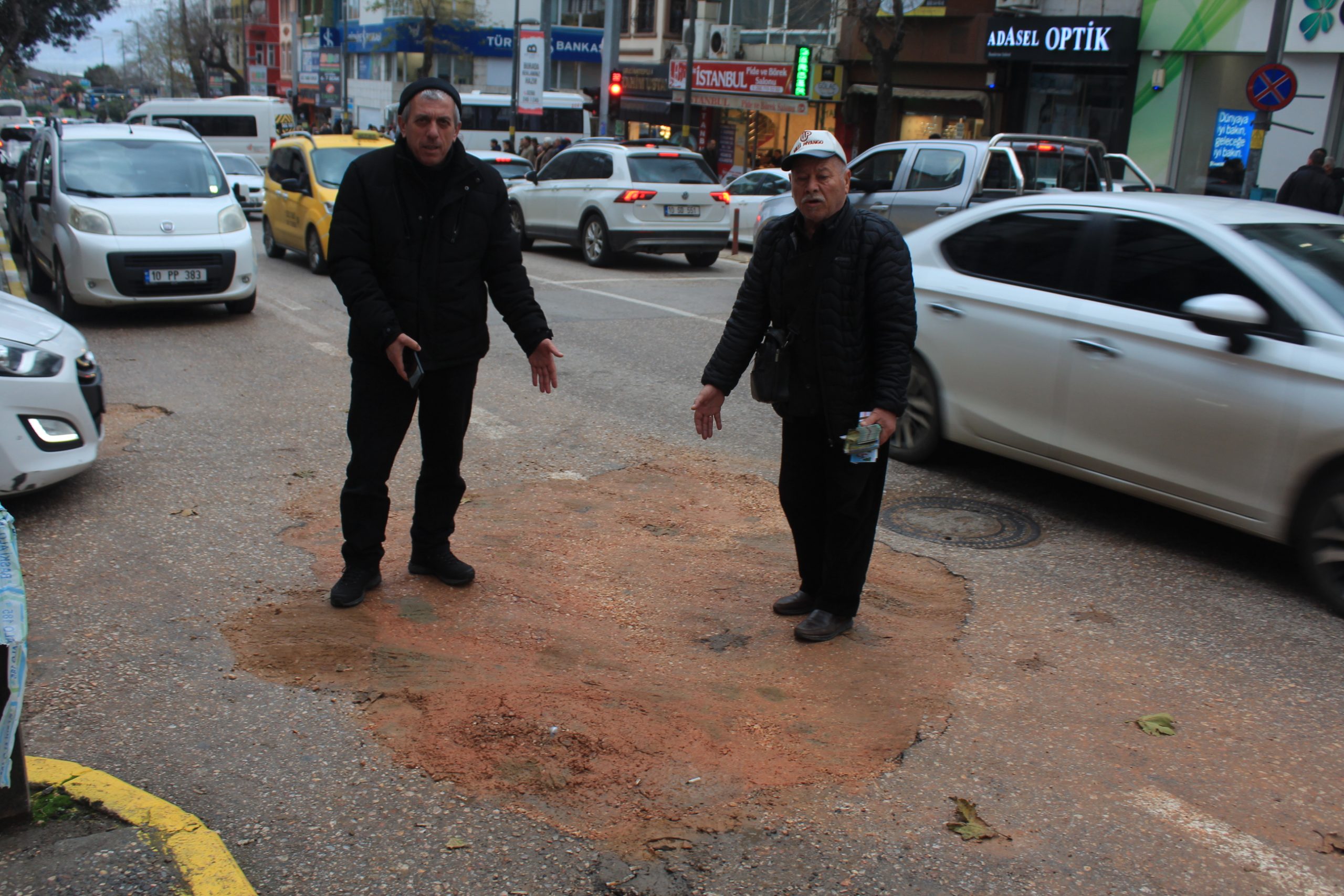 BASKİ KAZDI ÇEVRE ÇAMURLA KAPLANDI! Yer Atatürk Caddesi Konak taksi durağı önü. İçme suyu kaçağını