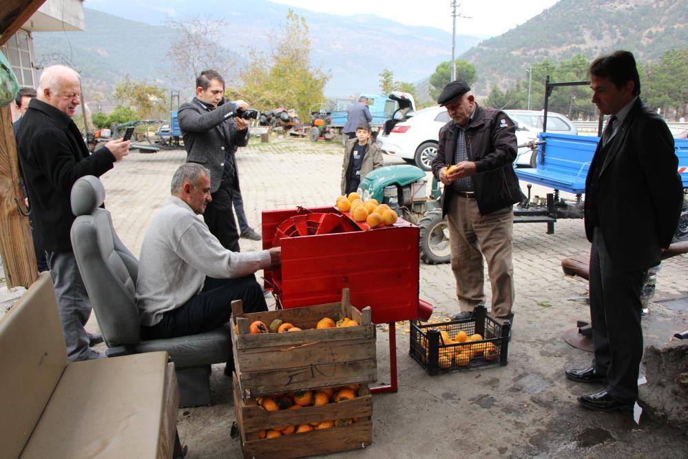 Amasya’da yaşayan bir tamirci ustası eski çamaşır makinesini hurma soyma