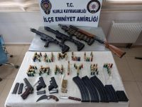 Hatay’ın Kırıkhan ilçesinde cinayetten aranan zanlının evinde yapılan aramada 4