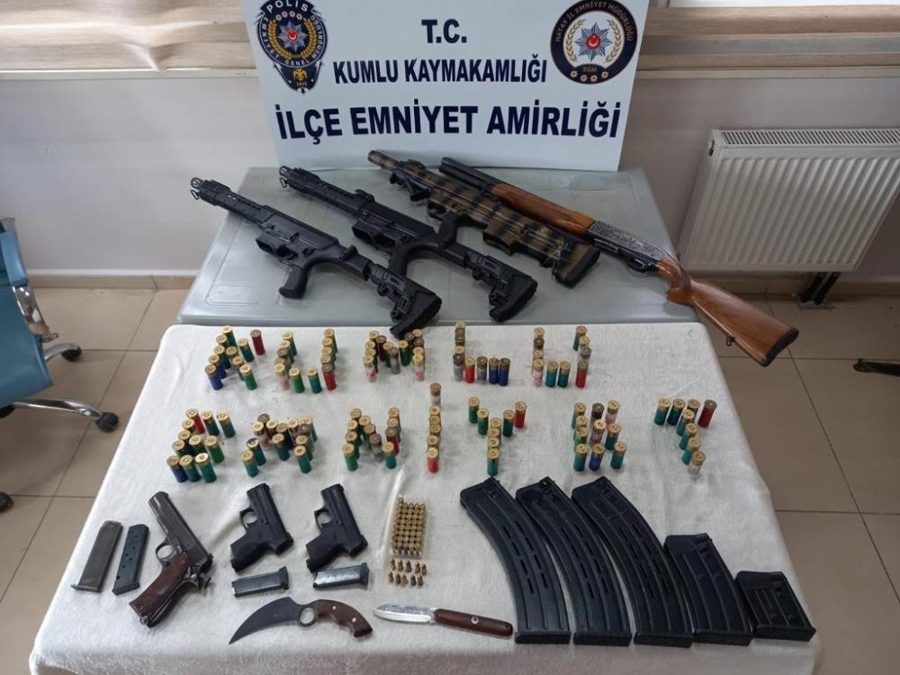 Cinayetten aranan zanlının evinden 7 adet silah çıktı Hatay’ın Kırıkhan ilçesinde cinayetten aranan zanlının evinde yapılan aramada 4