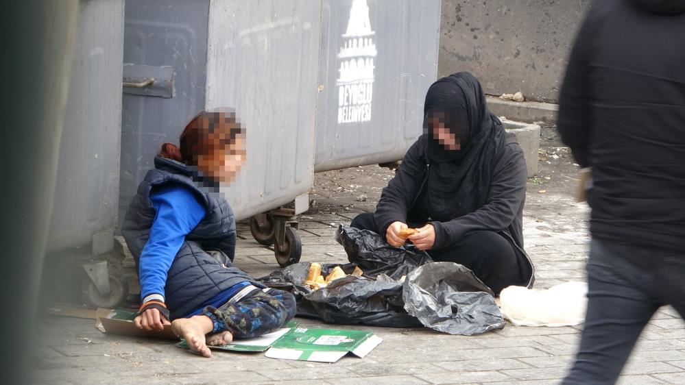 Çöpten yemek yeme numarası yapan dilenciler yakayı ele verdi Karaköy’de çöpten yemek yeme numarasıyla duygu sömürüsü yapan yabancı uyruklu