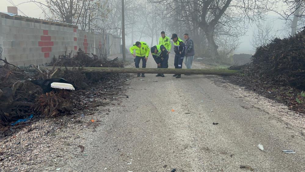  Bursa’nın İnegöl ilçesinde yol üzerine devrilen enerji nakil hattı direğine