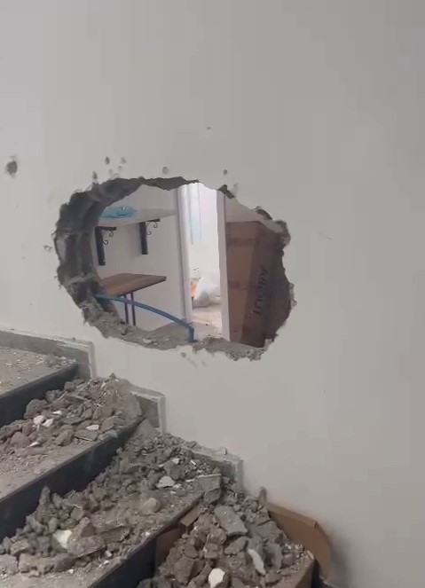 Hırsızlar duvarı delip içeriye girdi Adıyaman’da duvarı delerek eve giren hırsızlar, buldukları her şeyi çalıp