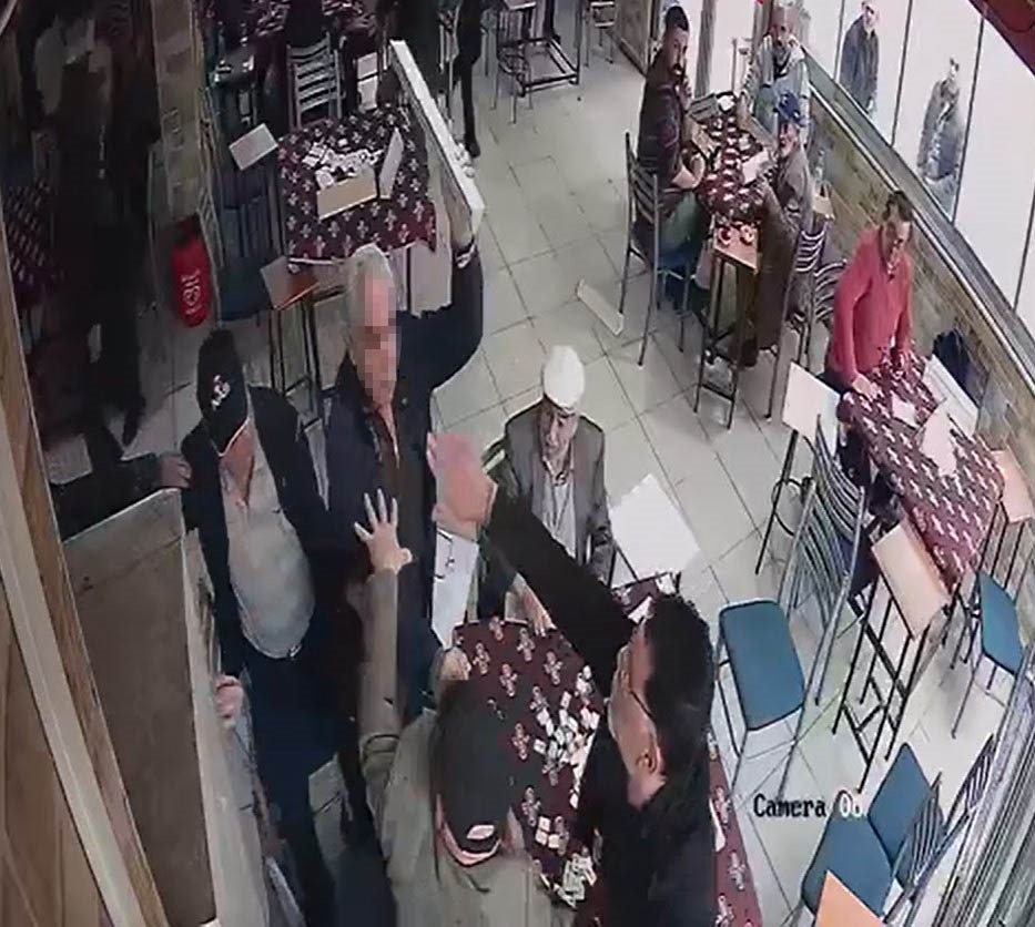 Muğla’nın Milas ilçesinde okey oynamak için bir kıraathanede toplanan bir