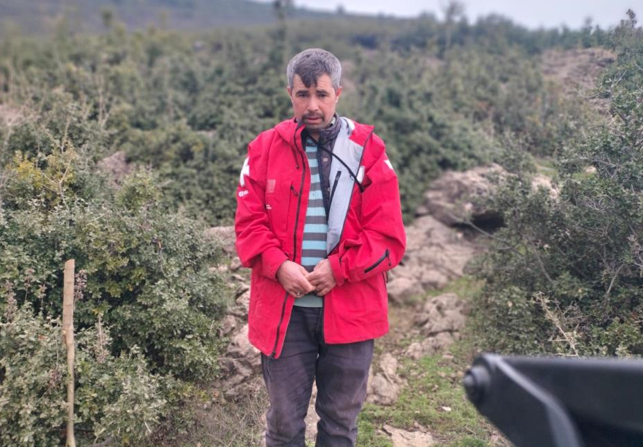 Hatay’ın Hassa ilçesinde hayvancılıkla uğraşan vatandaşın depremde çöken ahırında telef