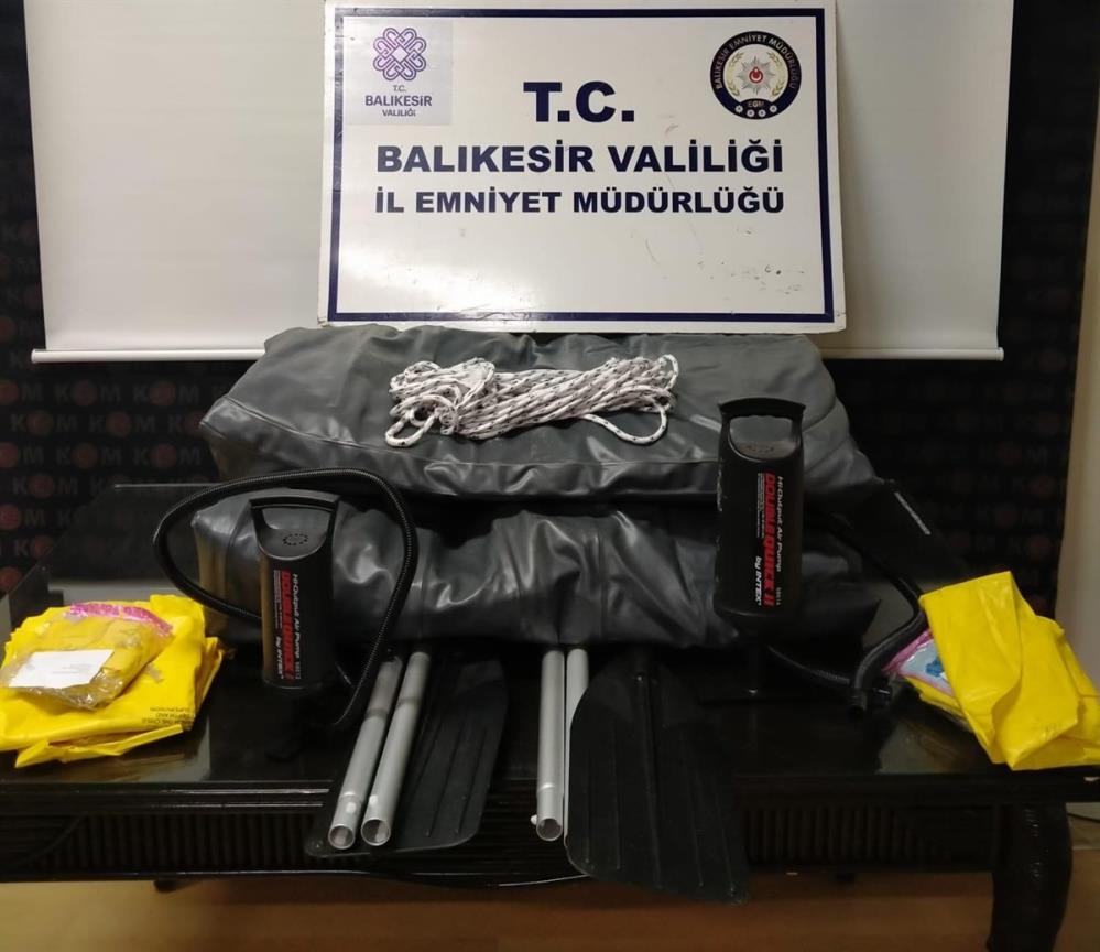 Edremit’te 11 düzensiz göçmen yakalandı, 2 göçmen kaçakçılığı şüphelisi ise